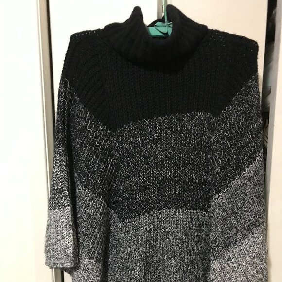 Ricki's Ladies Poncho Size M/L - Picture 2 of 2